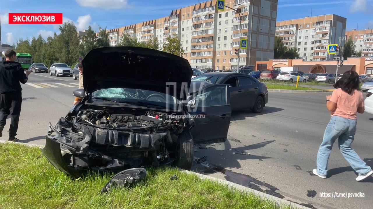 Два автомобиля столкнулись на улице Коммунальной в Пскове