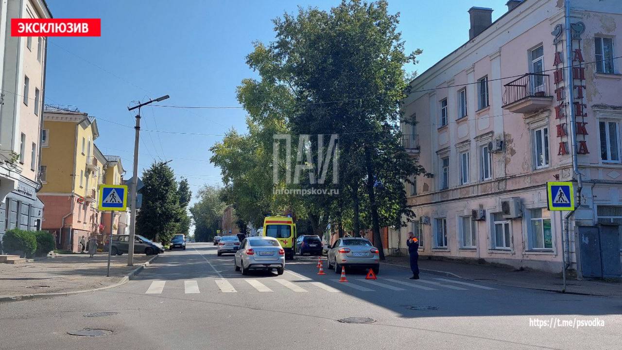 Женщина госпитализирована в результате наезда автомобиля в Великих Луках