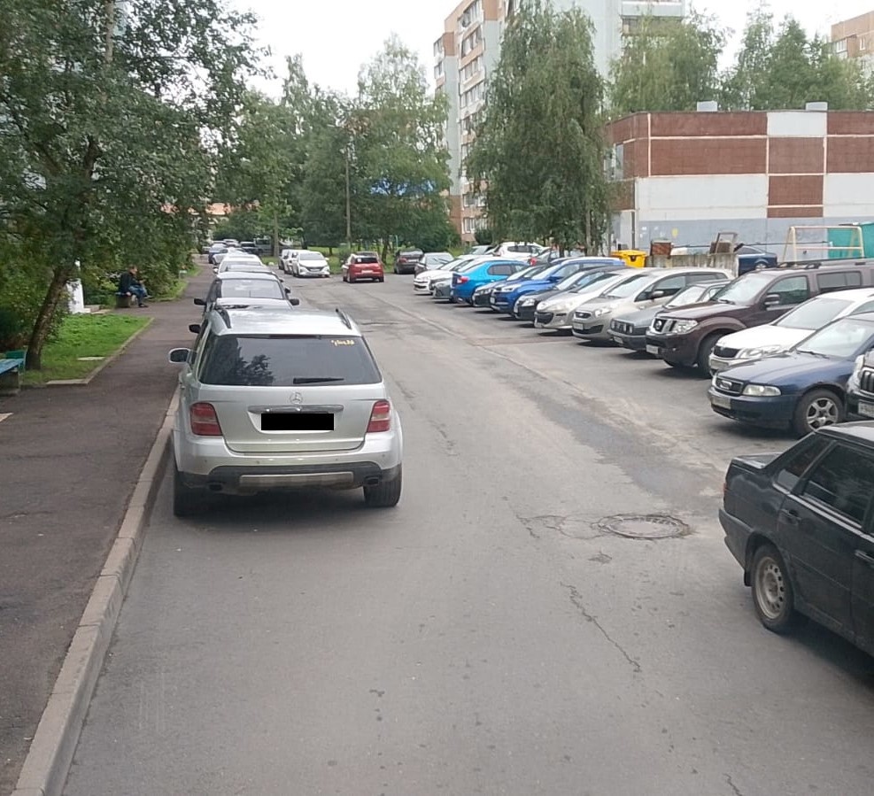 Как припаркованные машины мешают вывозу ТКО, рассказали псковичам