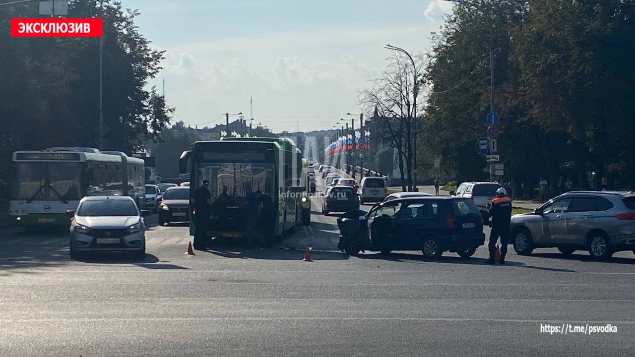 Автомобиль столкнулся с рейсовым автобусом на площади Ленина в Пскове