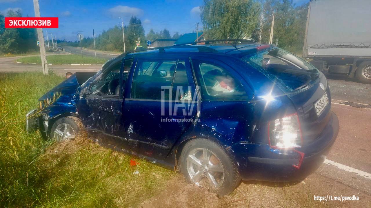 Два человека пострадали в результате ДТП с участием фуры в Опочке