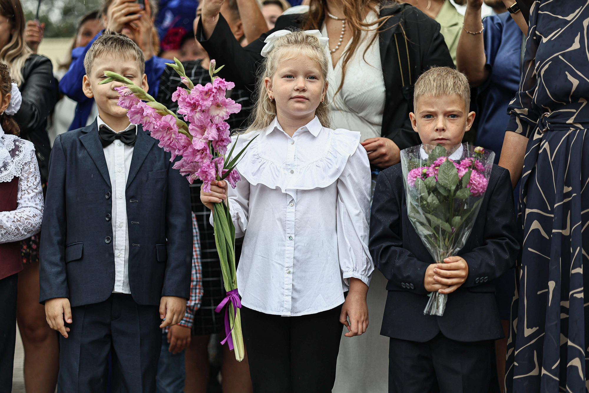 Цветы, банты, улыбки: как прошла школьная линейка в школе № 12 в Пскове