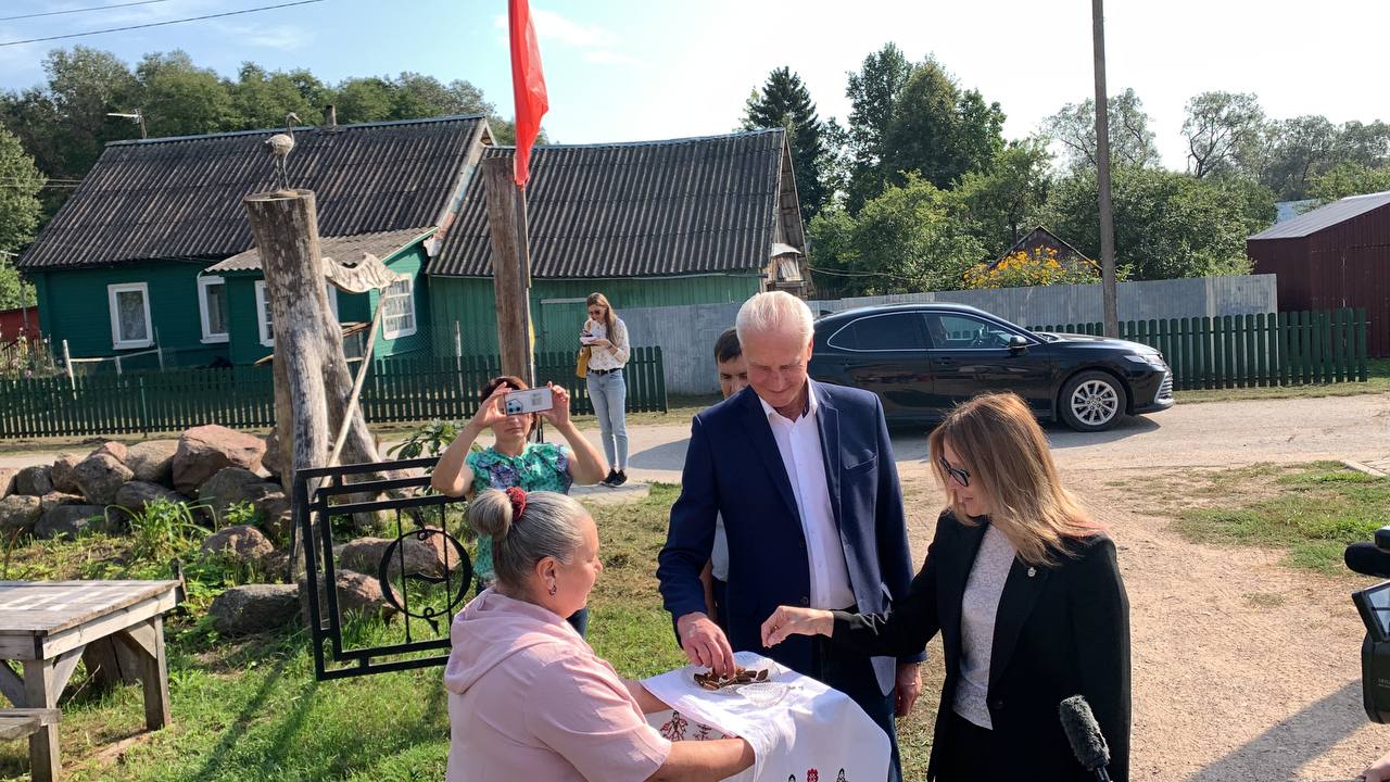 Александр Котов ознакомился с экспозицией музея рыбацкого края «Самолвовский амбар»