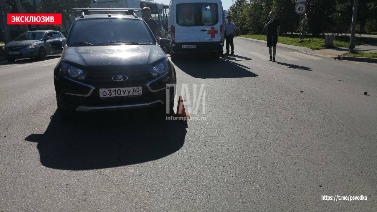 Мотоциклист пострадал в ДТП на улице Коммунальной в Пскове