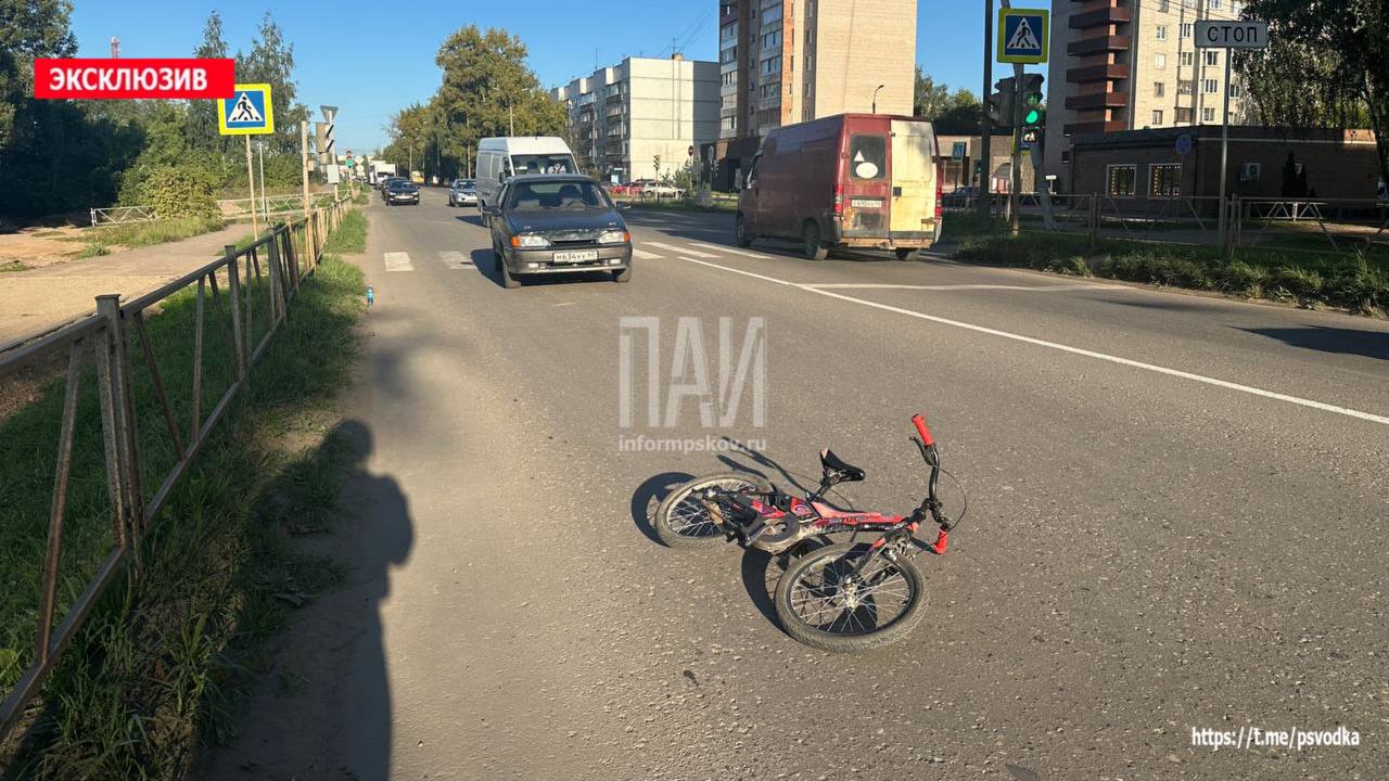 Ребёнка-велосипедиста сбили на пешеходном переходе в Великих Луках
