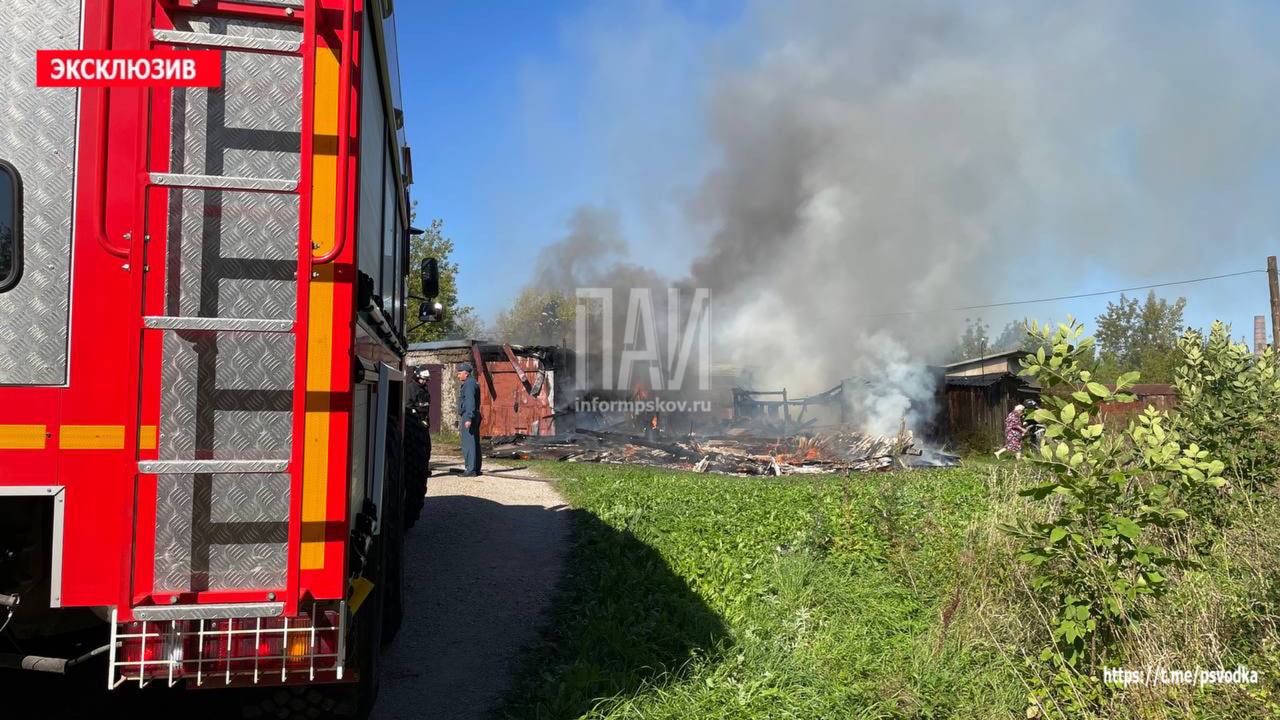 Гаражи загорелись в Острове