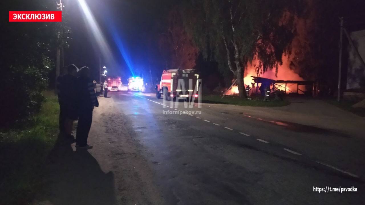 Два гаража с автомобилями сгорели в Красногородске