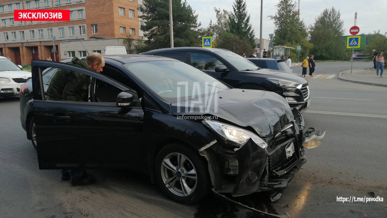 Двух человек госпитализировали после столкновения трёх автомобилей в Пскове