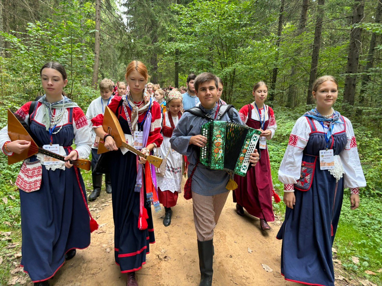 Участники фестиваля «У Лукоморья» возложили цветы к могиле Александра Пушкина