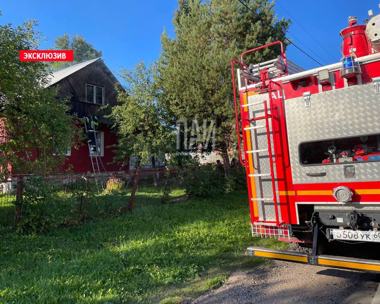 Пожарные спасли жилой дом в Острове 