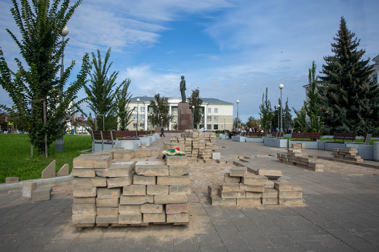 ​Плитку меняют на площади Ленина в Пскове