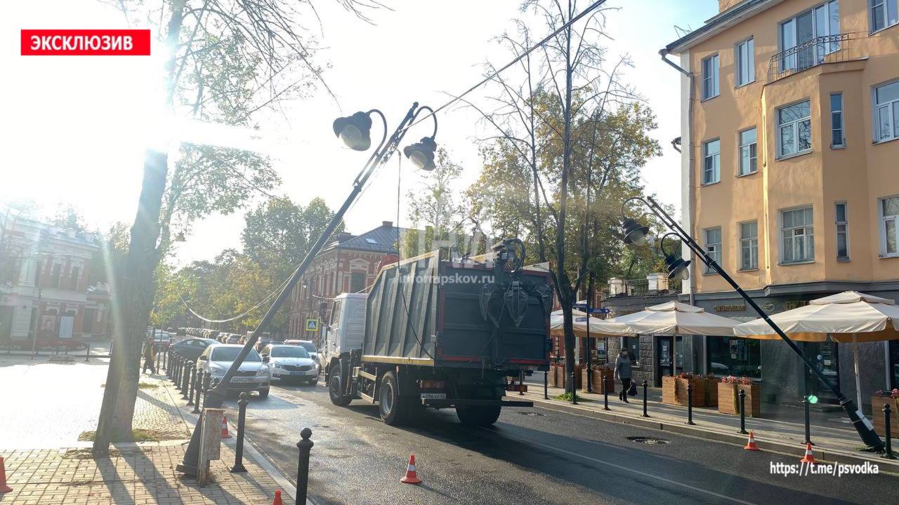 Мусоровоз задел провода и погнул фонари в центре Пскова