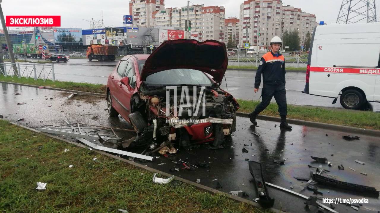 Автомобиль протаранил ограждение и вылетел на тротуар в Пскове