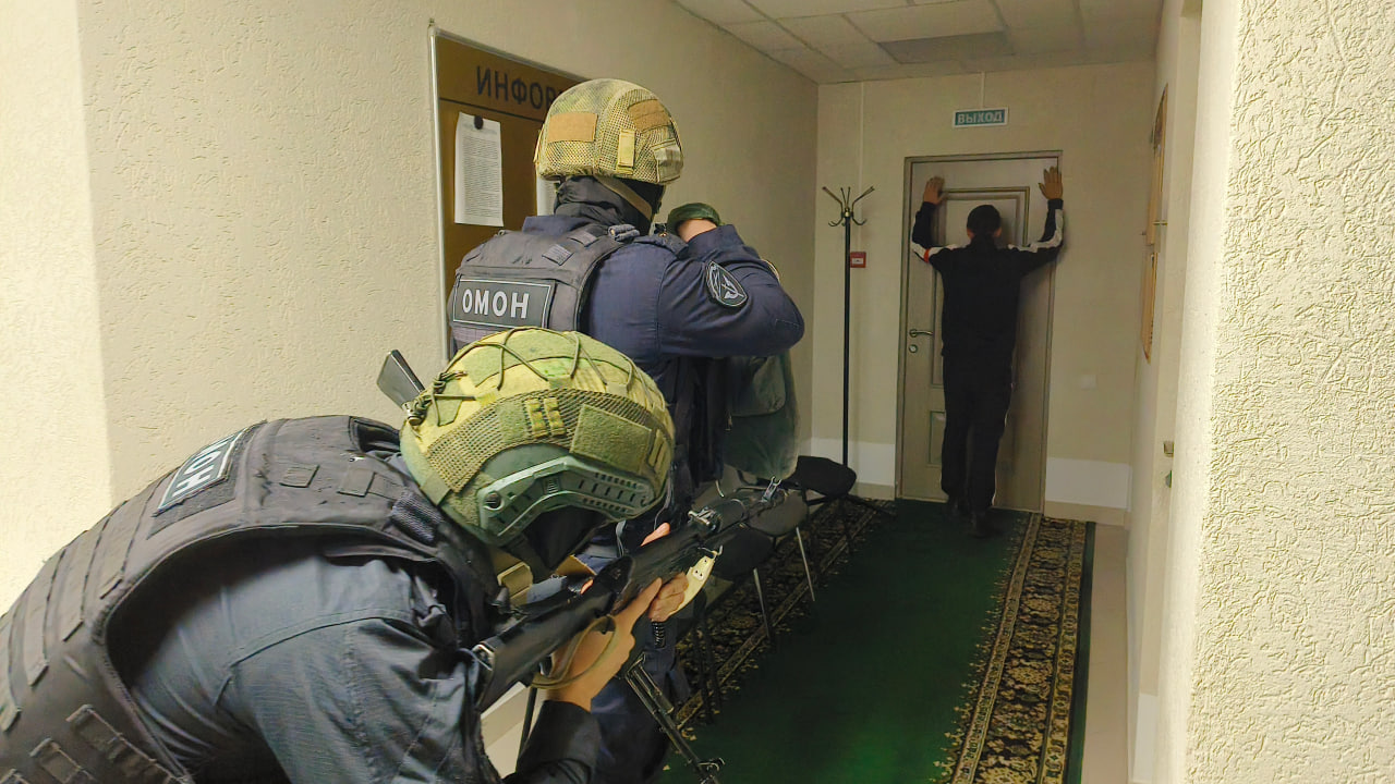 Профессиональный праздник отмечают псковские омоновцы