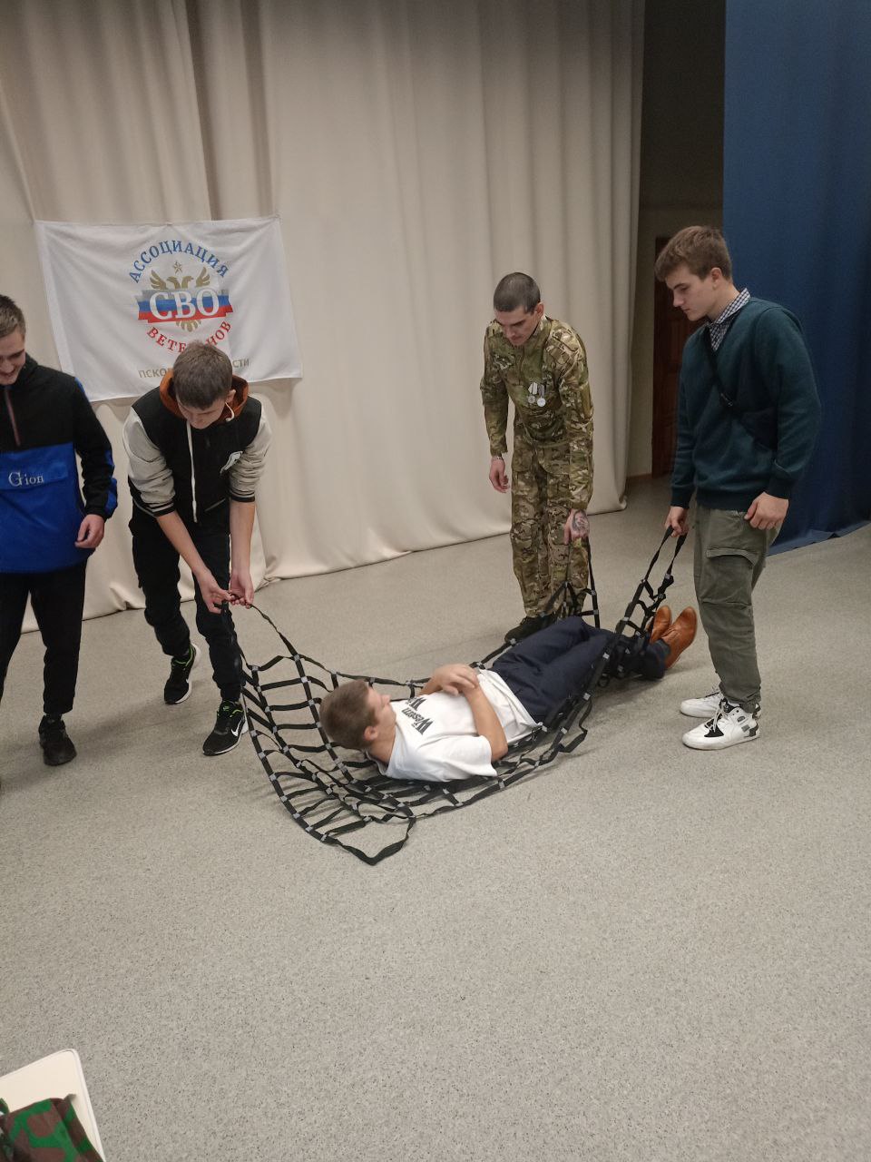 Занятие по медицинской подготовке провёл участник СВО для великолукских студентов