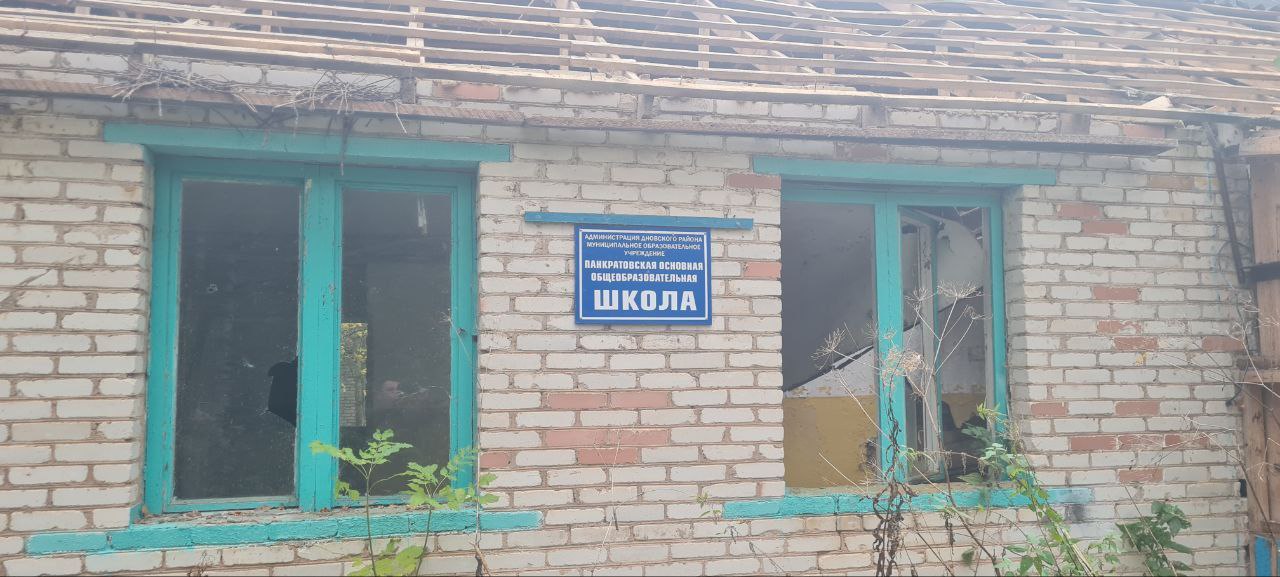 Неизвестные незаконно разбирают здание бывшей школы в Дновском районе