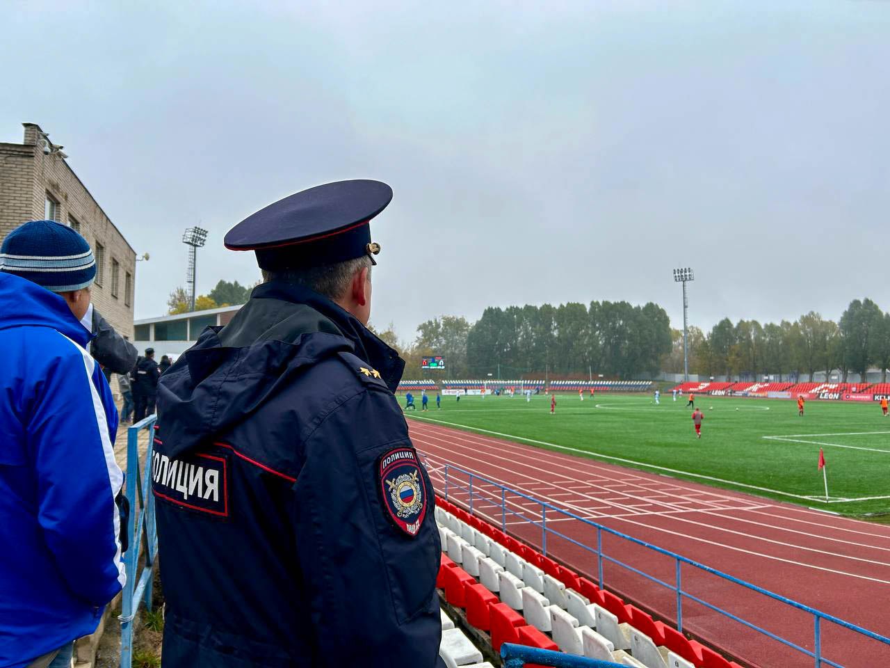 Полицейские обеспечивают охрану общественного порядка на футбольном матче в Великих Луках