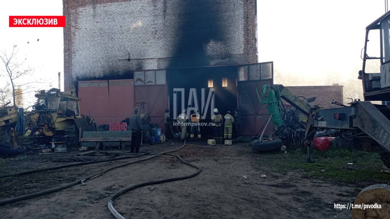 Пожарные ликвидировали возгорание в ремонтном помещении в Невеле