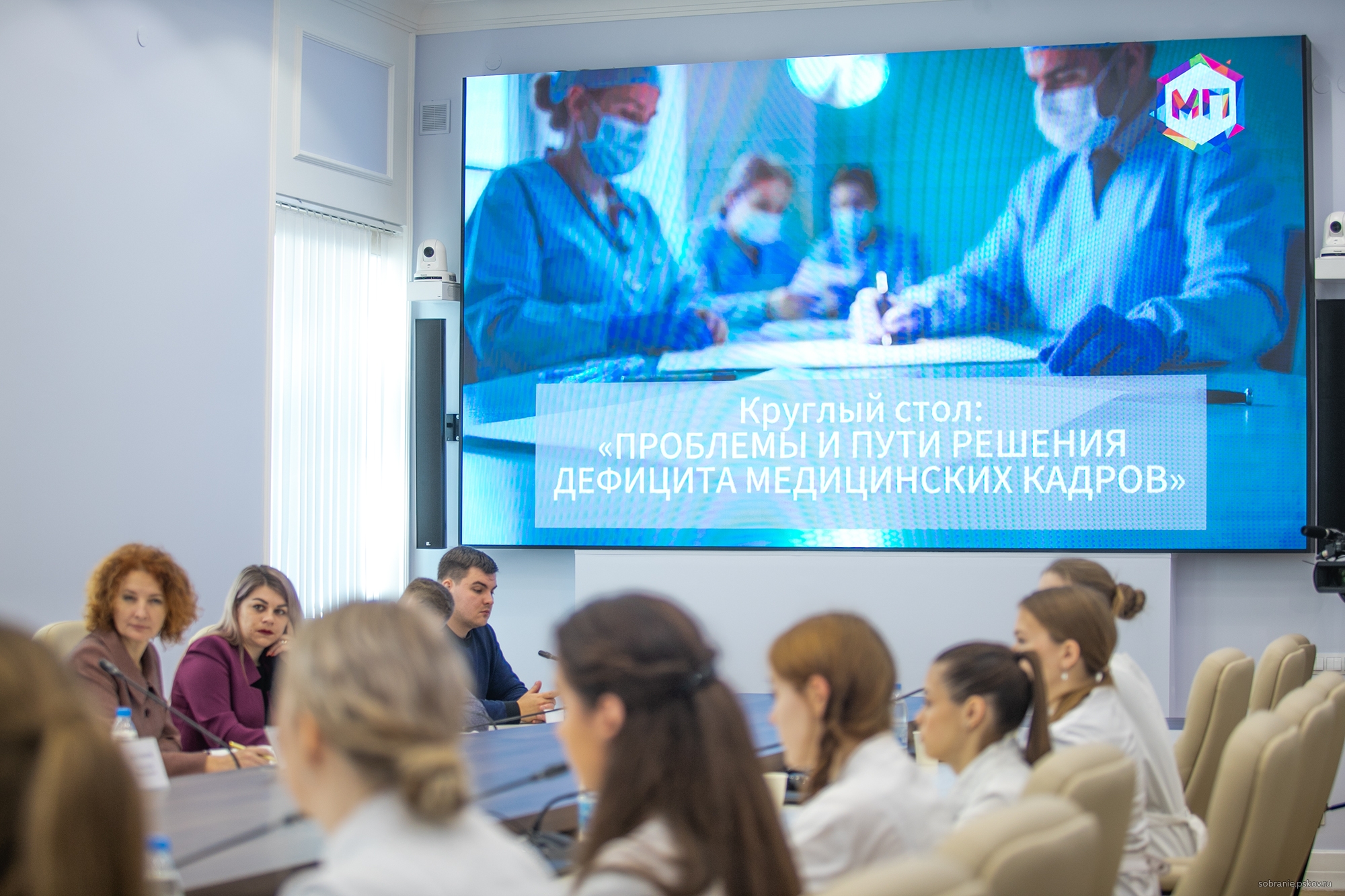 Преимущества целевого обучения молодых врачей обсудили депутаты и студенты в Собрании