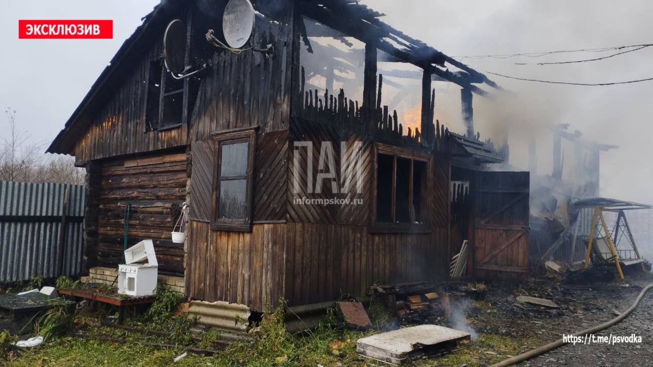 Пожарные спасли от огня жилой дом многодетной семьи в Невеле