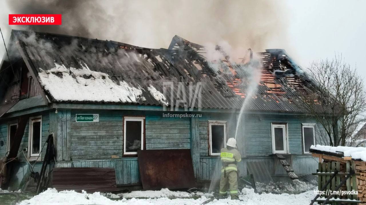 Загоревшийся жилой дом тушат в Стругах Красных