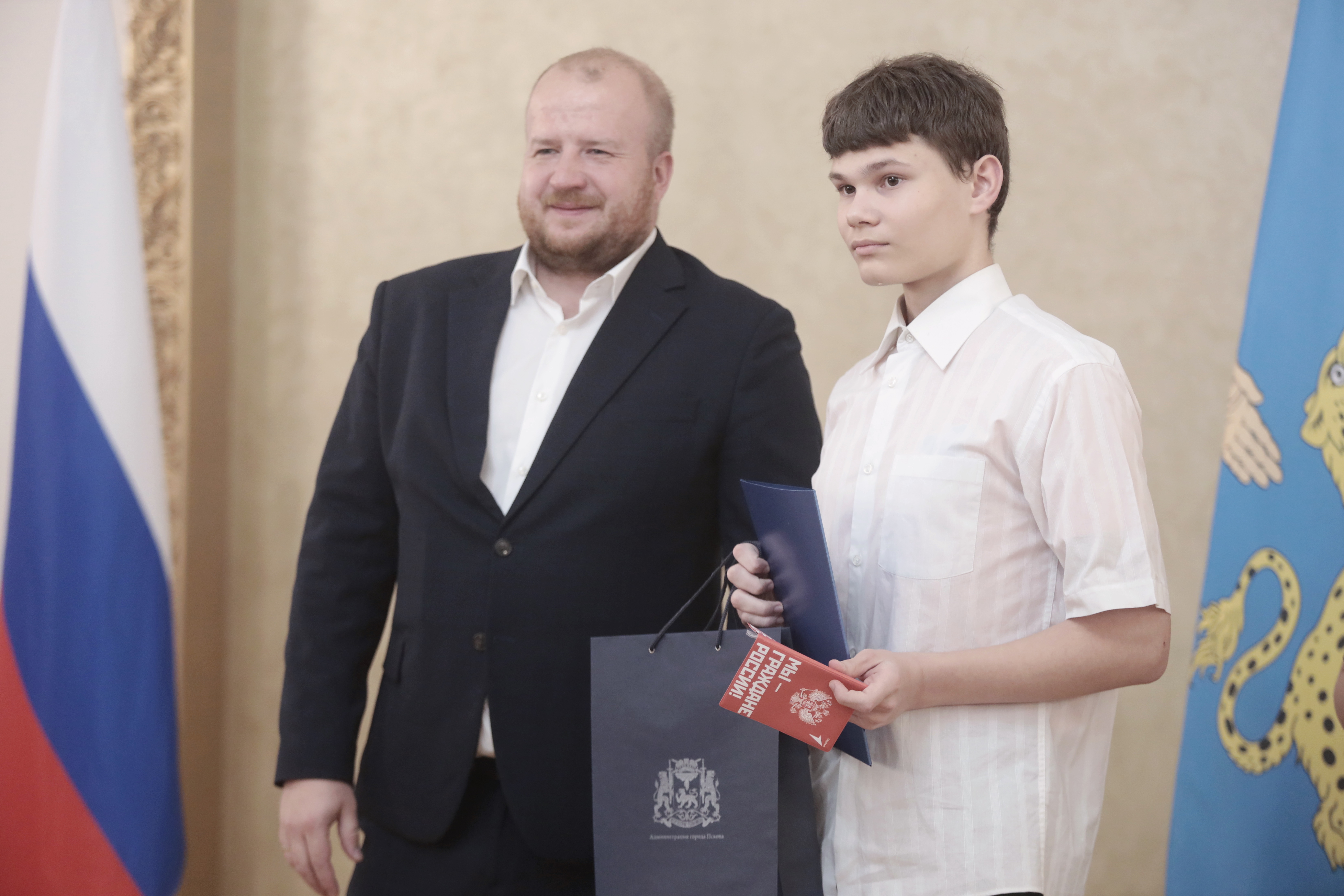 Борис Елкин вручил юным псковичам паспорта
