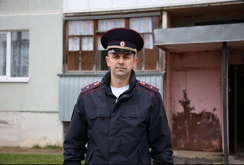 Полицейский спас ребёнка из горящего дома в Дедовичах
