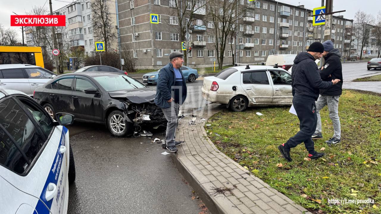 Водитель пострадал при столкновении двух автомобилей в Пскове