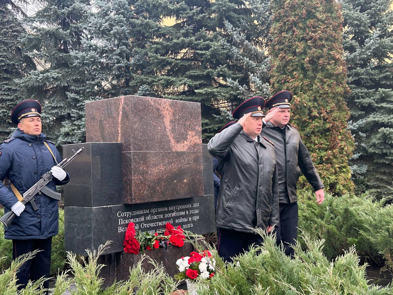 Память погибших сотрудников полиции почтили в Пскове