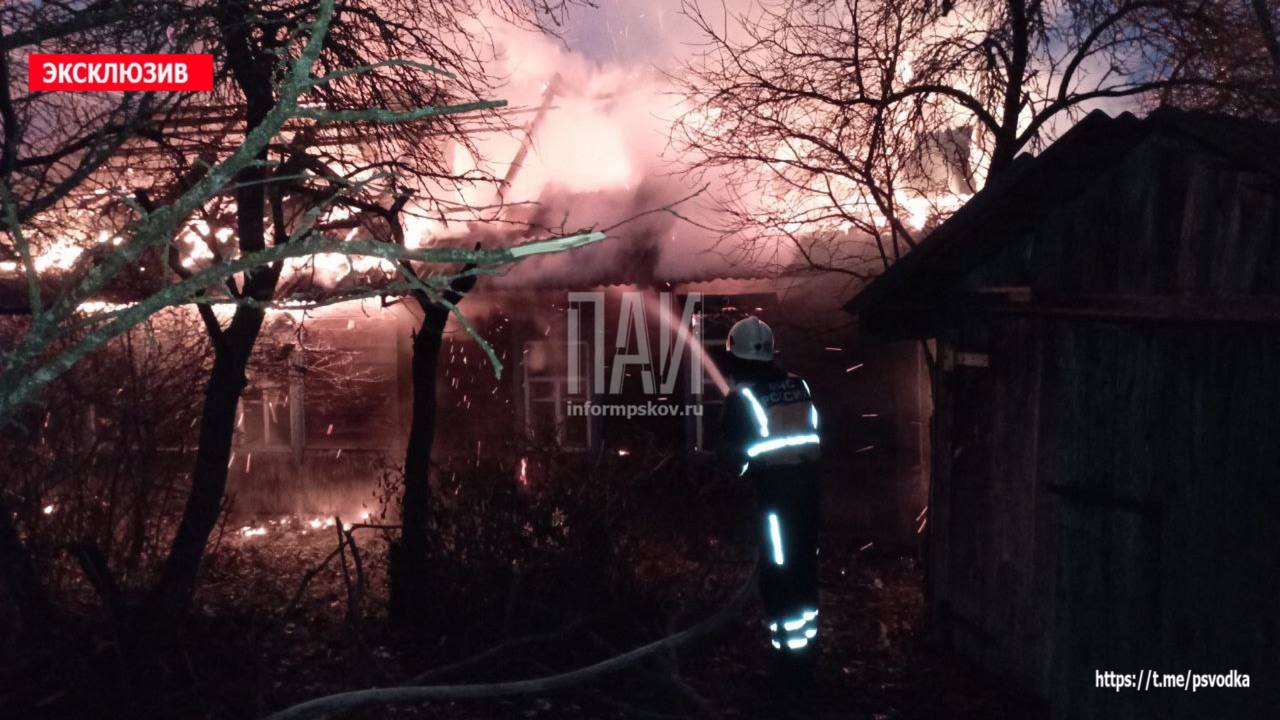 Загоревшийся дом тушат в Невеле