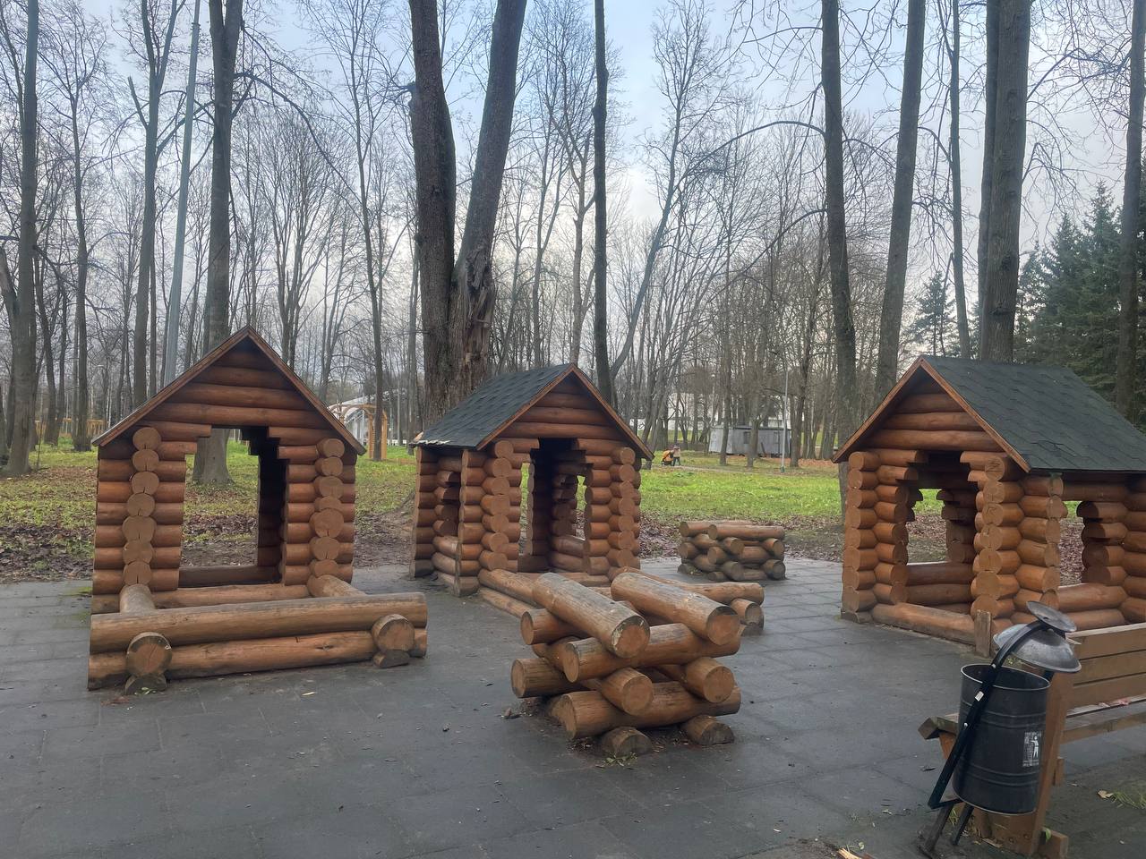 В Великих Луках восстанавливают площадку, разгромленную вандалами