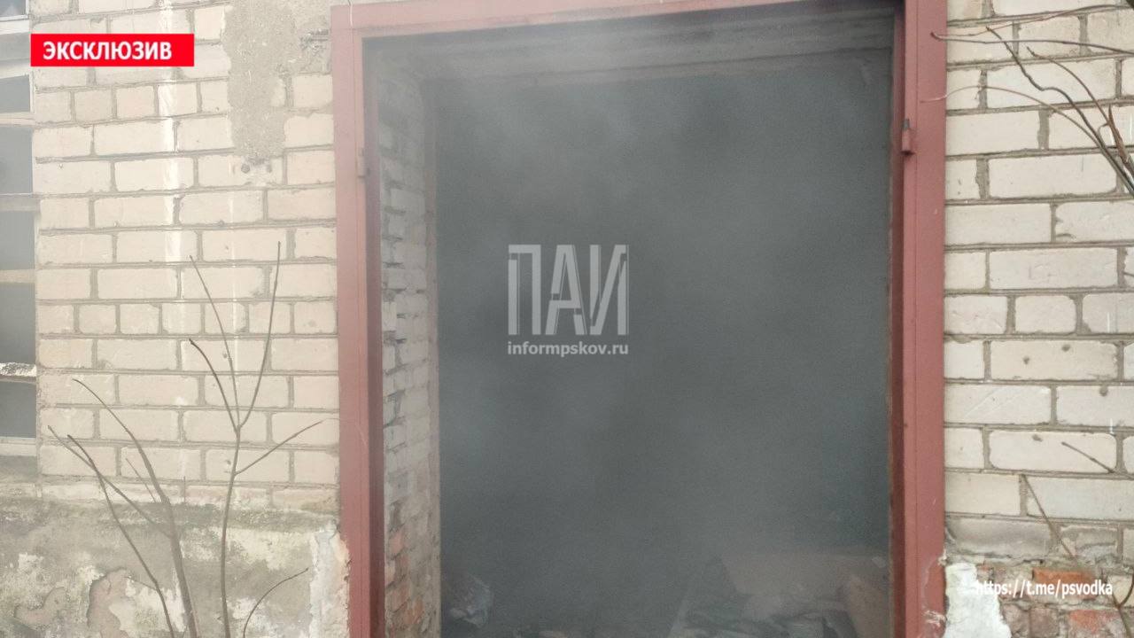 Пожарные ликвидировали возгорание в заброшенных гаражах в Пыталово