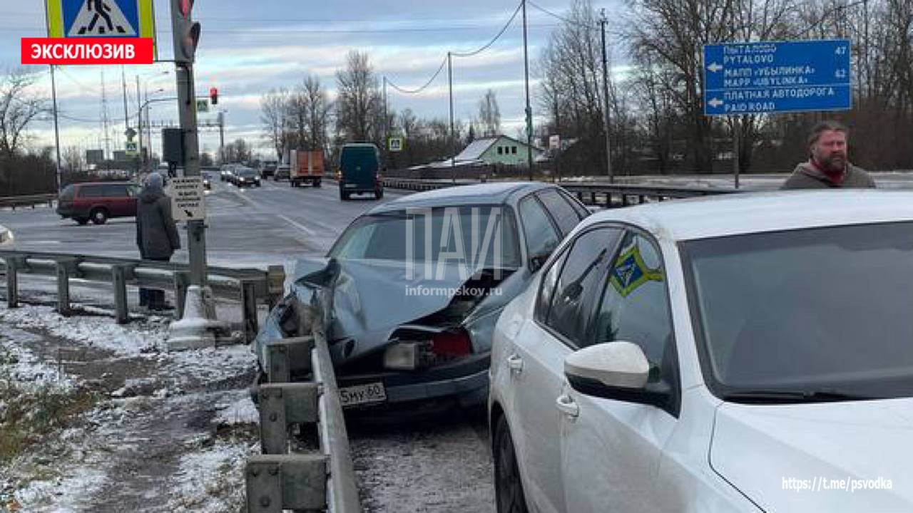 Водитель пострадал в ДТП у моста в Острове  