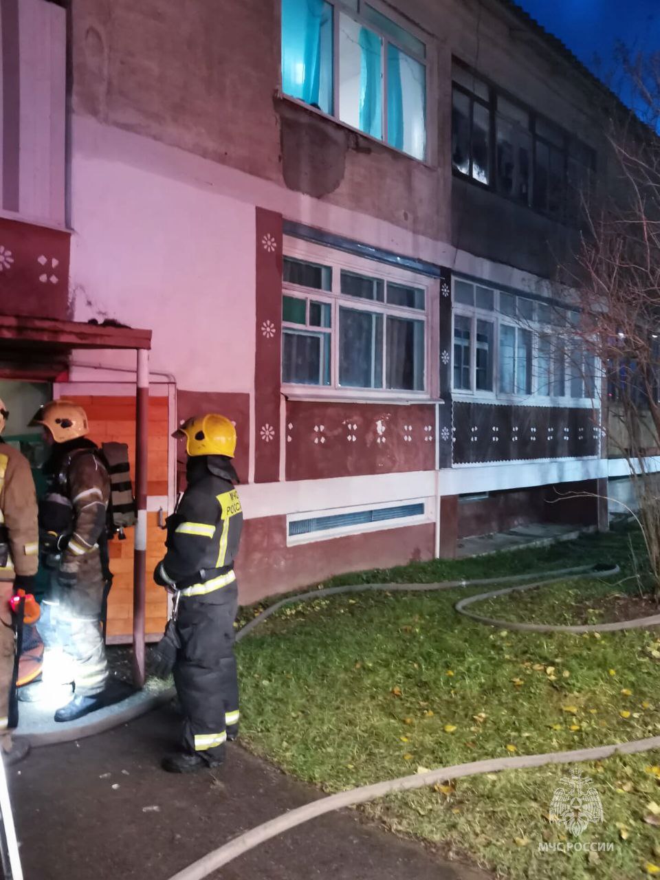 Псковские пожарные вынесли из горящего дома четверых детей