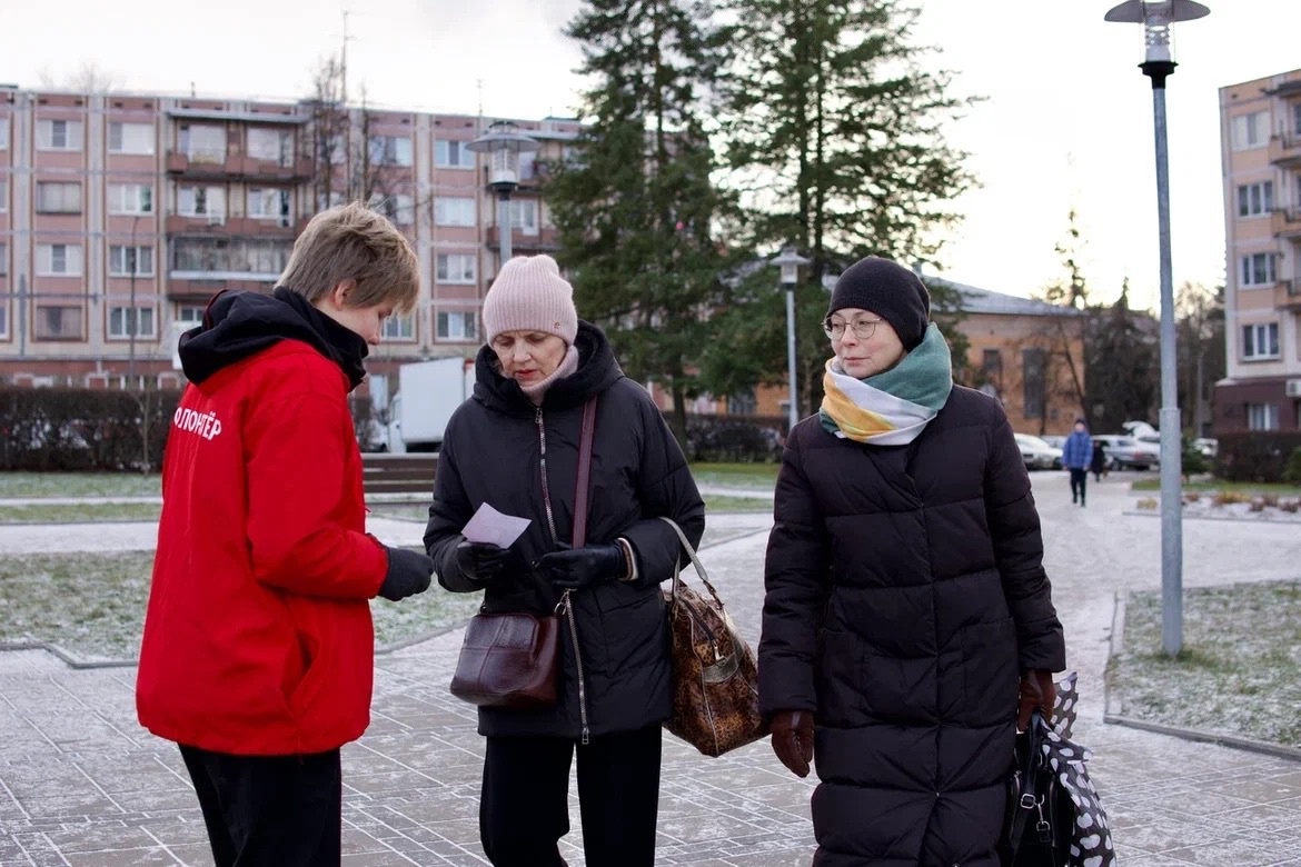 Волонтеры поздравили прохожих в Пскове с Днем матери