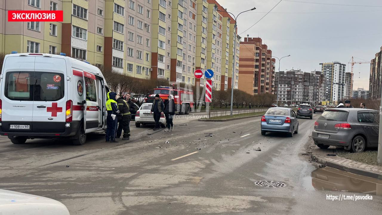 Один человек пострадал в ДТП у Ледового дворца в Пскове