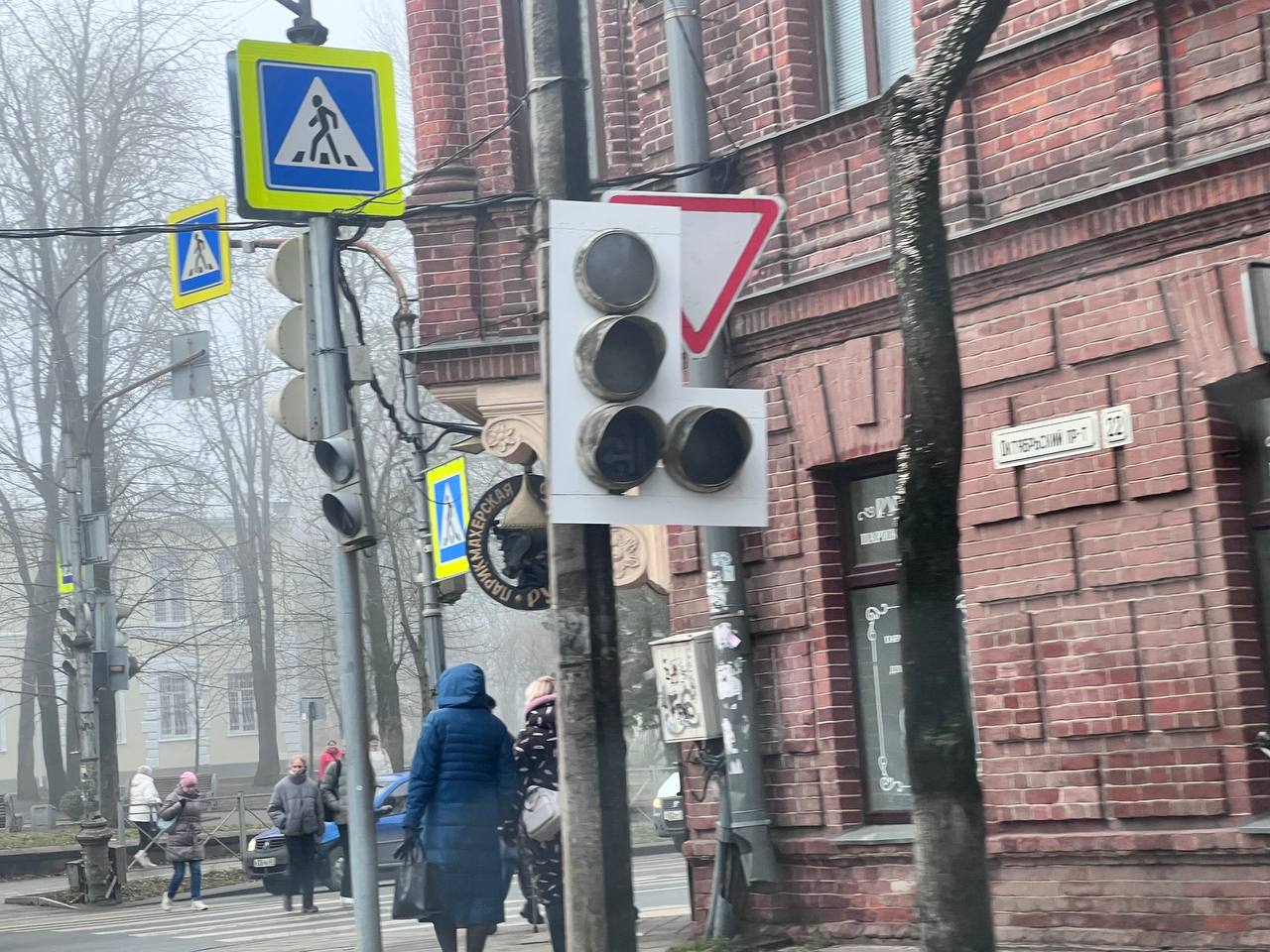 Светофор не работает на перекрёстке улицы Некрасова и Октябрьского проспекта в Пскове, передает корреспондент ПАИ.