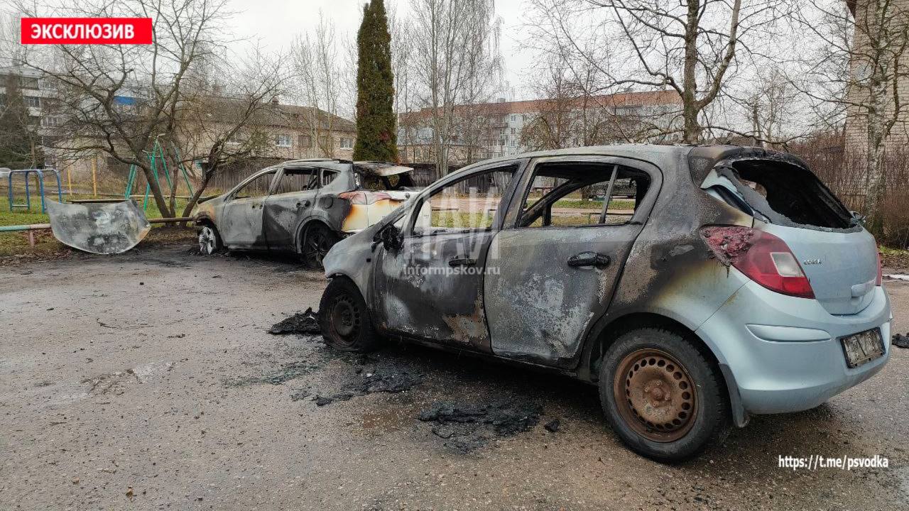 Пожарные ликвидировали возгорание автомобилей в Пыталово