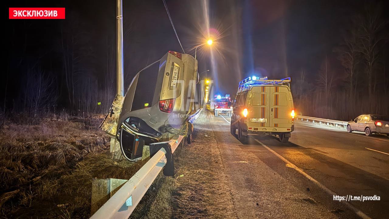 ​Пьяный водитель застрял в автомобиле между столбом и дорожным ограждением   