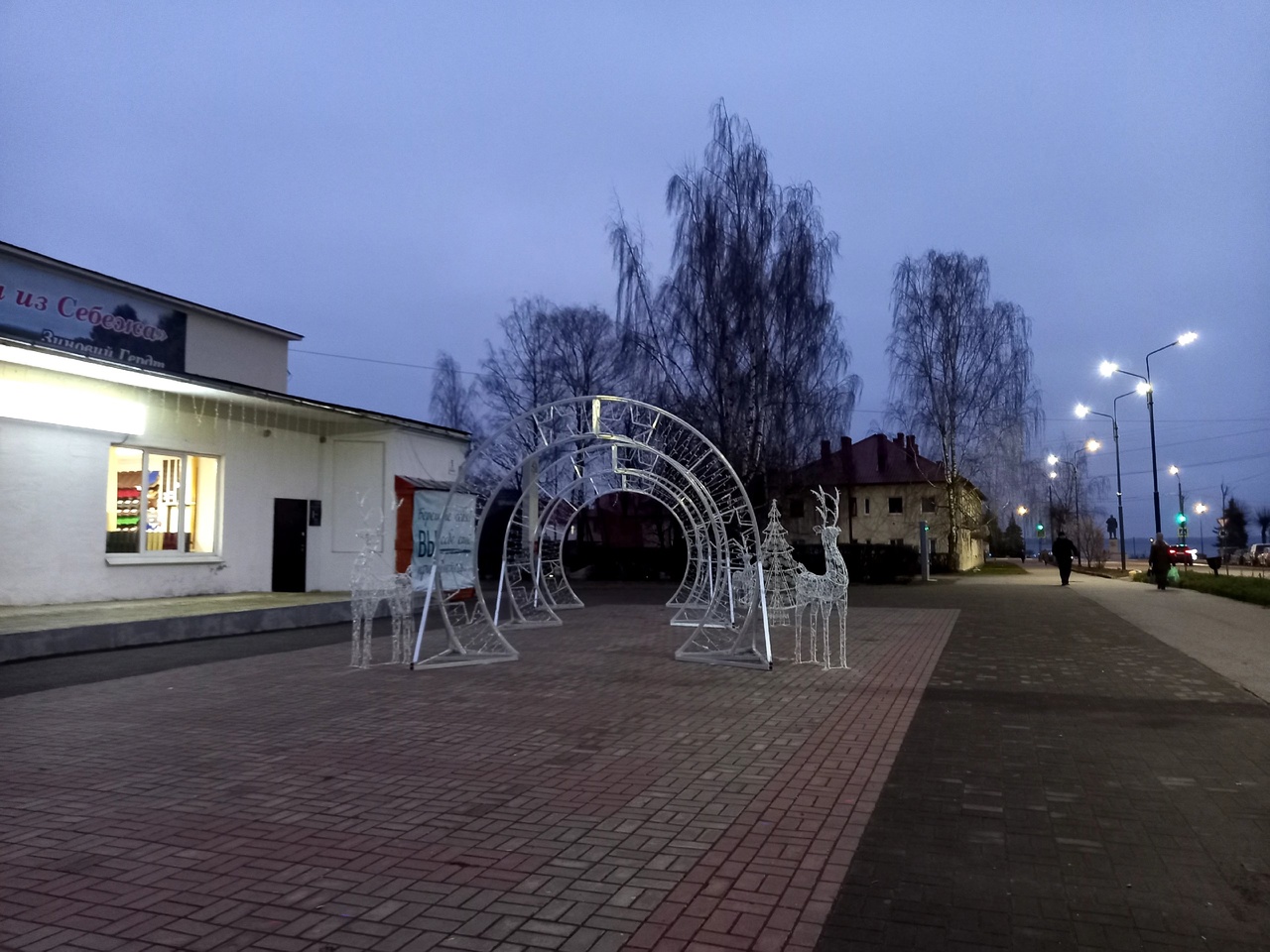 Новогодние украшения в городах Псковской области