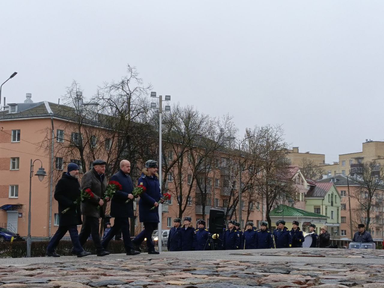 ​Возложение цветов и гирлянд к Могиле Неизвестного Солдата проходит в Пскове