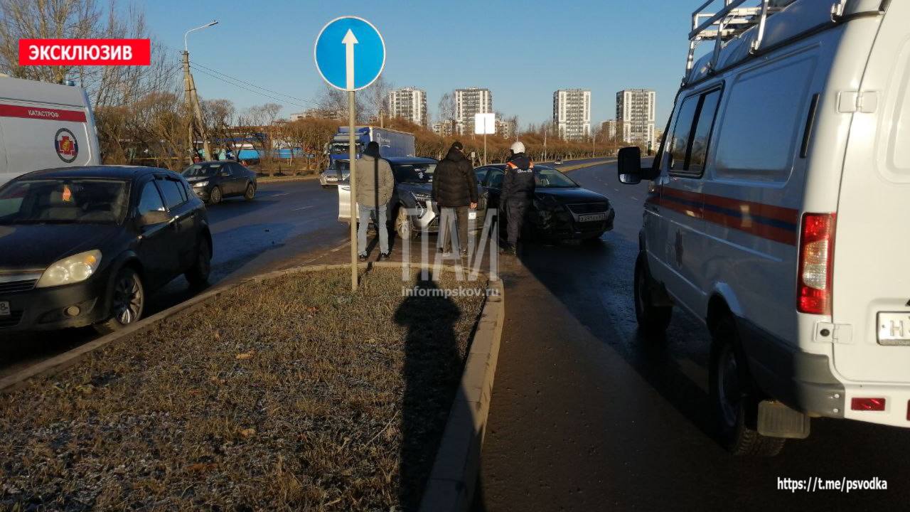 Водитель внедорожника пострадал в ДТП в Пскове