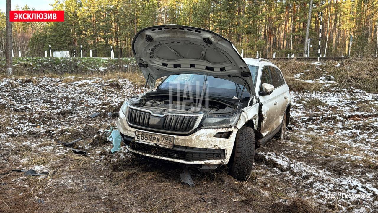Автомобиль вылетел с дороги у железнодорожного переезда в Печорском округе