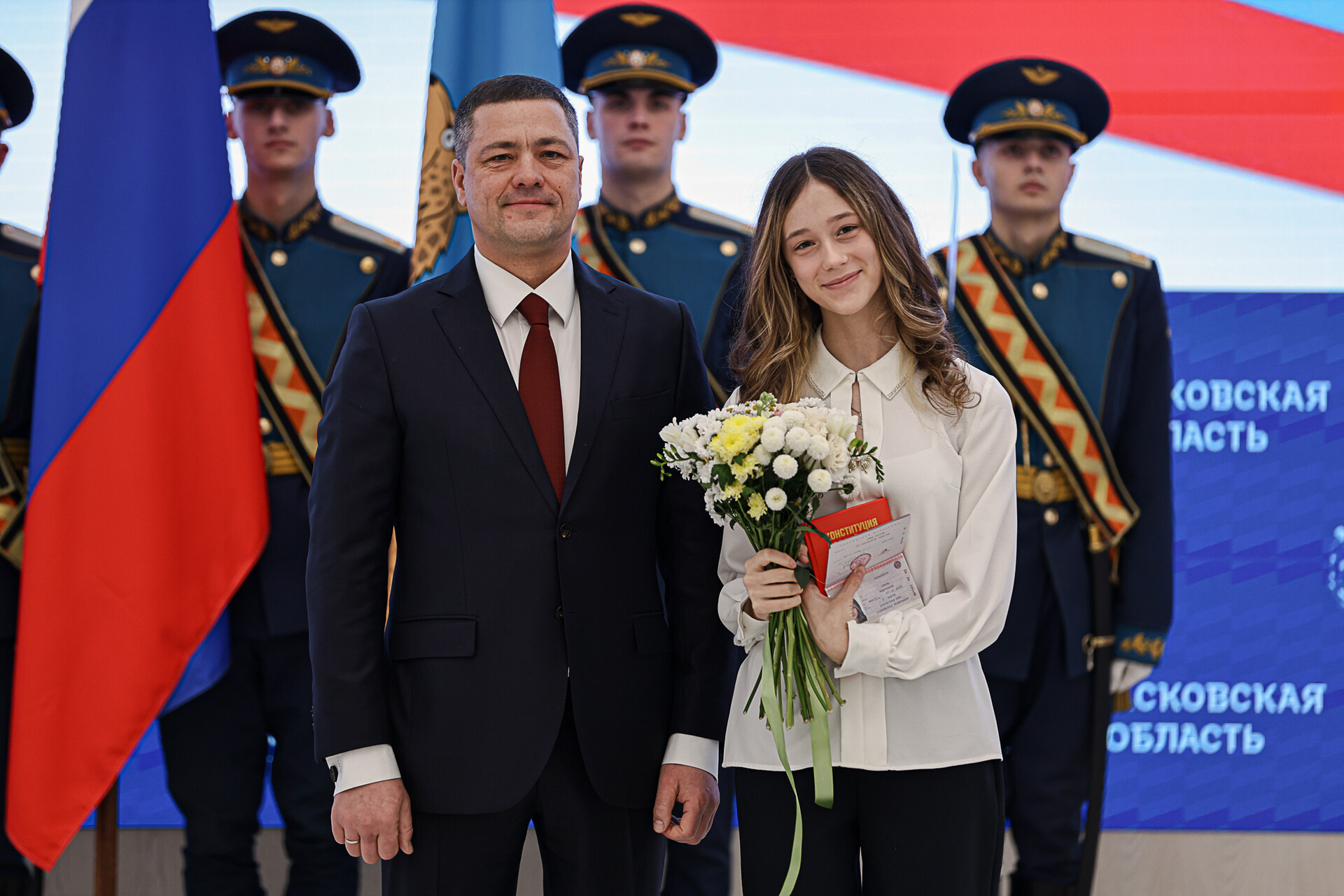 Михаил Ведерников вручил российские паспорта юным псковичам
