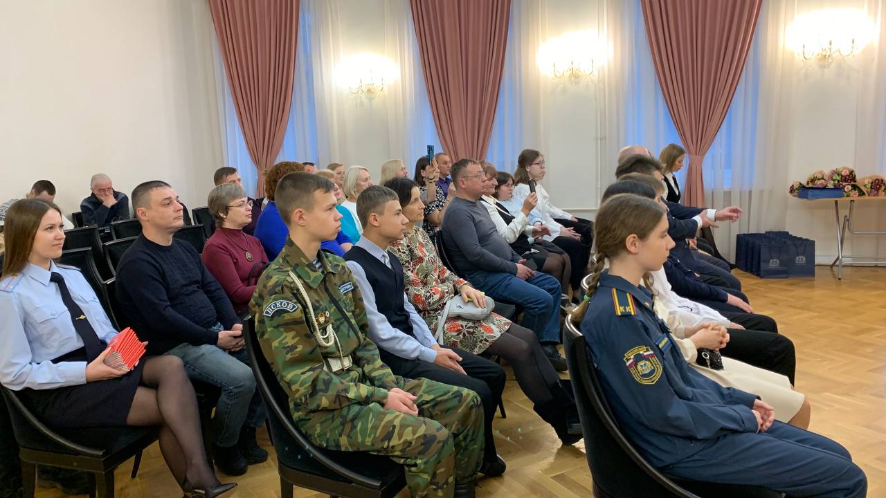 Паспорта вручили юным псковичам в День Конституции России