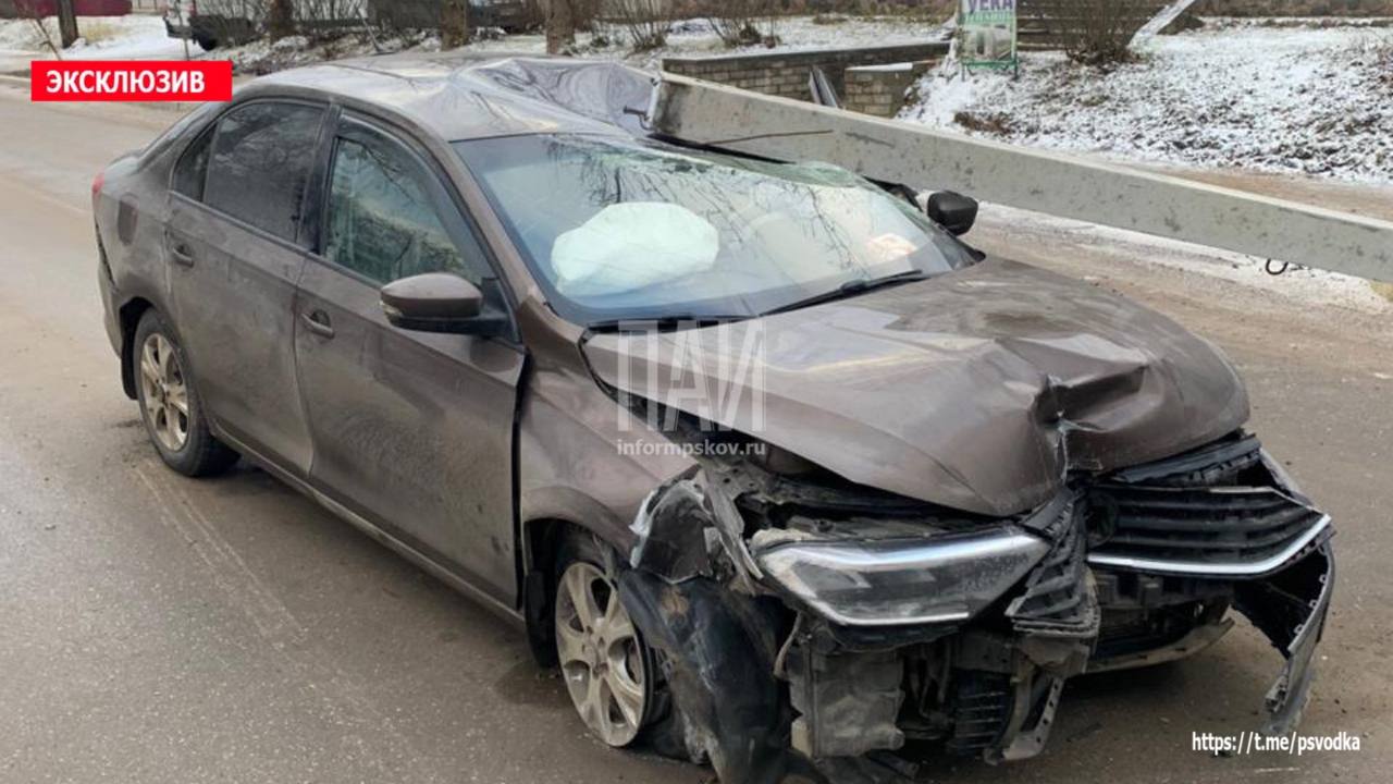 Автомобиль протаранил опору ЛЭП в Идрице