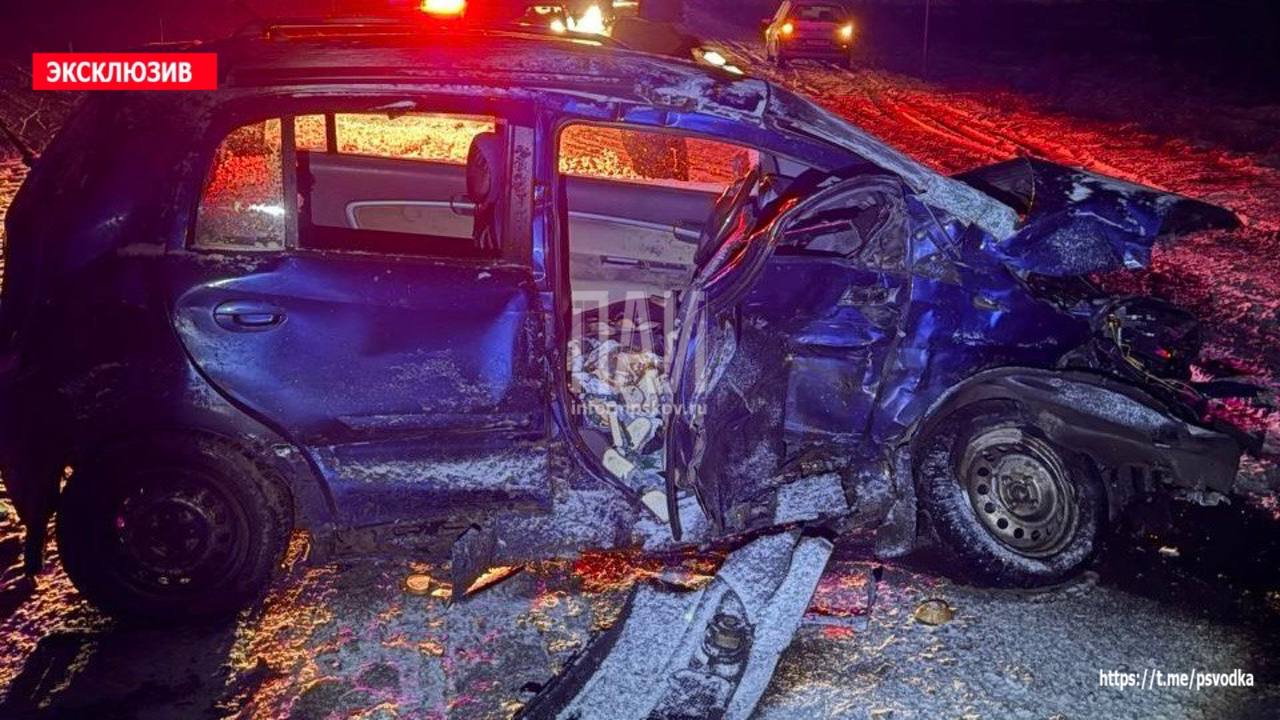 Лобовое столкновение автомобилей произошло в Великолукском районе