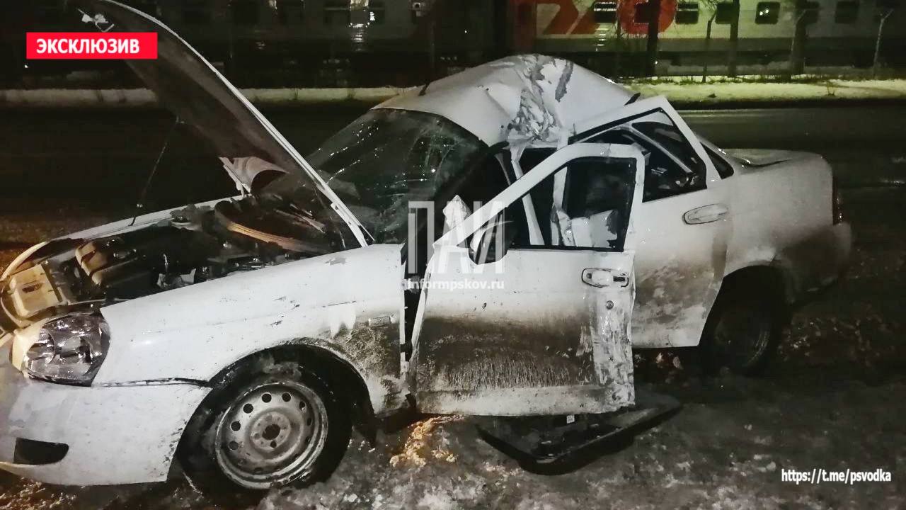 Мачту освещения в Пскове протаранил автомобиль