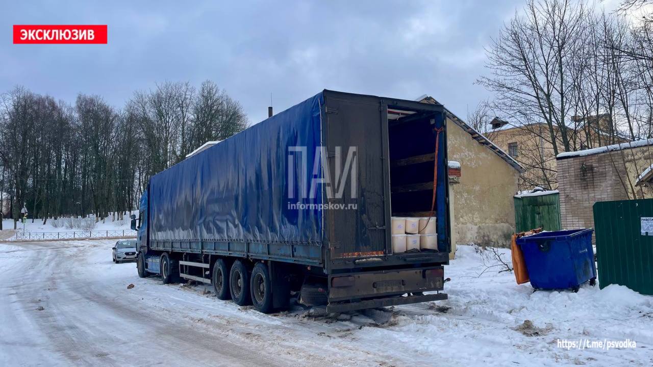 Фура переехала руку грузчику в Пушкинских Горах