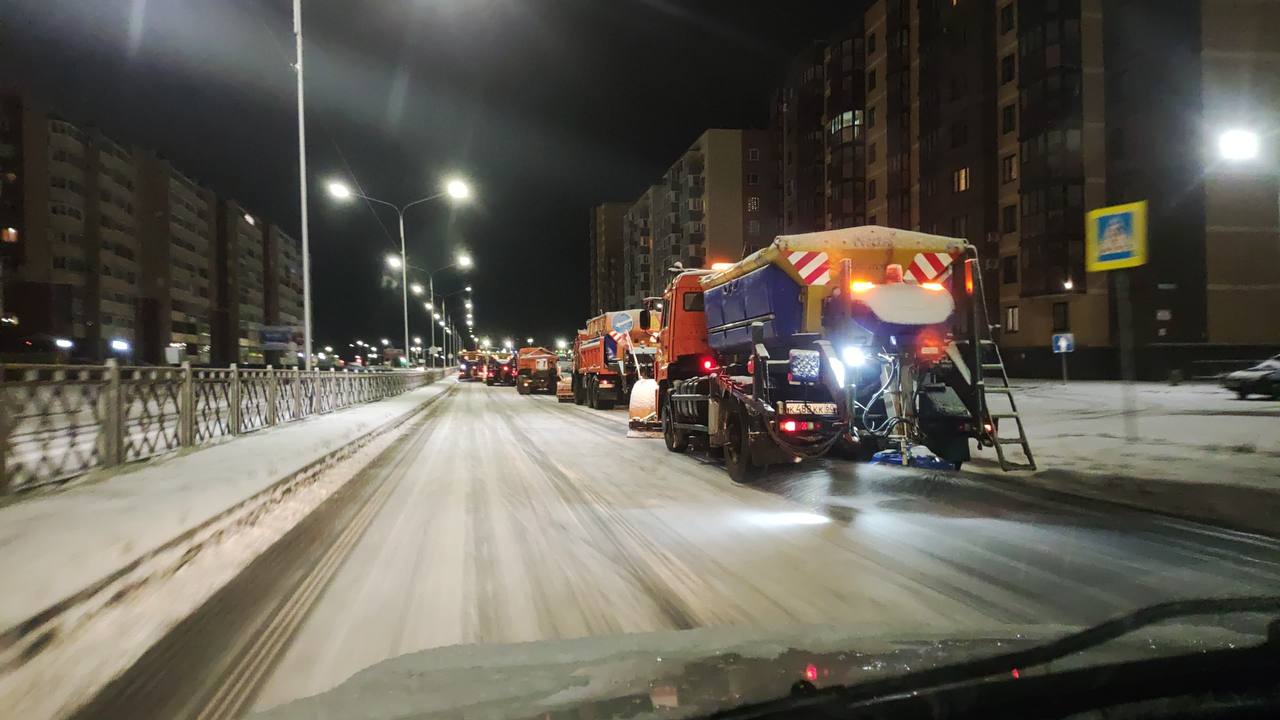 Работа по очистке улиц Пскова от снега